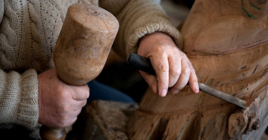 From log to artwork: transforming raw wood using chisels and gouges