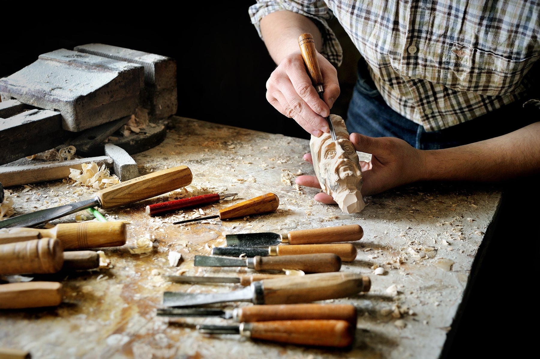 Sоmе оf the most essential wood carving tools include: gouge, cutting knife, mallets, coping saw and chisels.